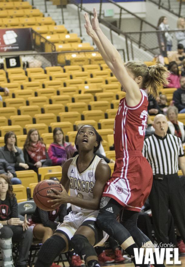 Deja Wimby (4) under the basket going for two against Anneke Schlueter (33) Photo: Walter Cronk