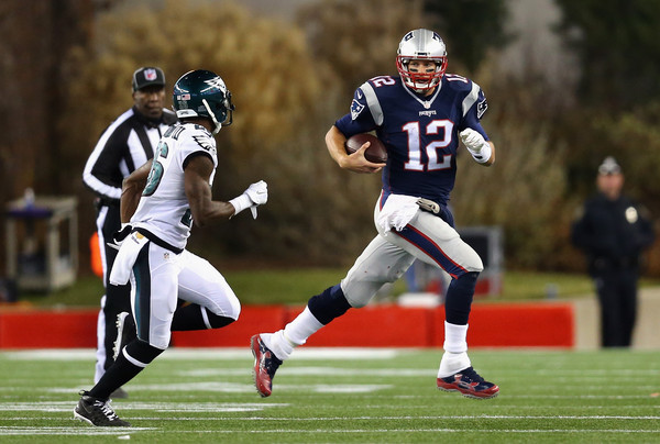 Tom Brady running outside the pocket against the Philadelphia Eagles