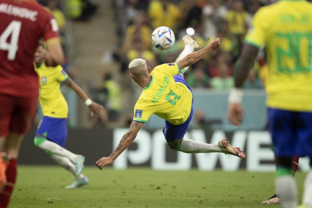 La acrobática maniobra de Richarlison que ya es historia de los Mundiales / Foto: @CBF_Futebol