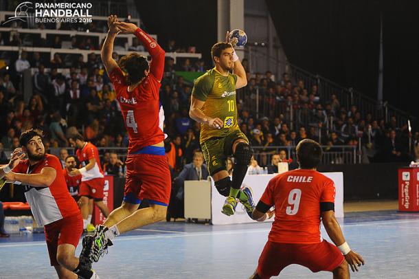 Jose Toledo frente a la defensa chilena. PH: Fed. Pan. Handball
