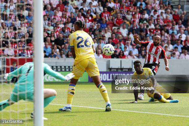 Brentford's Bryan Mbeumo (in the red and white kit) puts his team 1-0 up against &lt;strong&gt;&lt;a  data-cke-saved-href='https://www.vavel.com/en-us/soccer/2024/07/23/1189412-france-vs-team-usa-preview-hosts-vsunderdogs-in-marseille.html' href='https://www.vavel.com/en-us/soccer/2024/07/23/1189412-france-vs-team-usa-preview-hosts-vsunderdogs-in-marseille.html'&gt;Crystal Palace&lt;/a&gt;&lt;/strong&gt; | Photo: Getty Images
