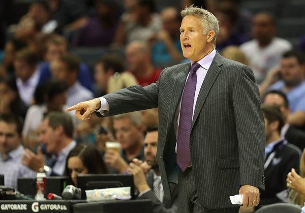 Brett Brown dirigiendo a los Sixers ante los Hornets | Foto: Getty Images