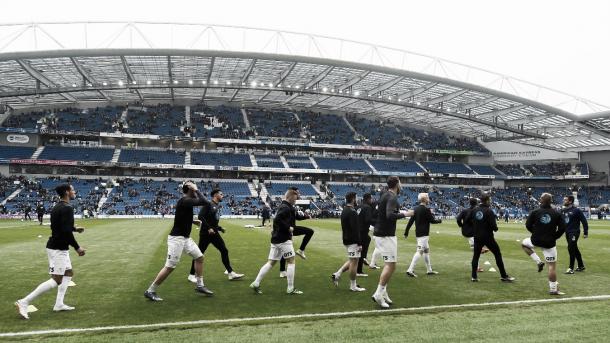 Los jugadores del Brighton hacen el pre calentamiento en su estadio. Foto: Premier League.