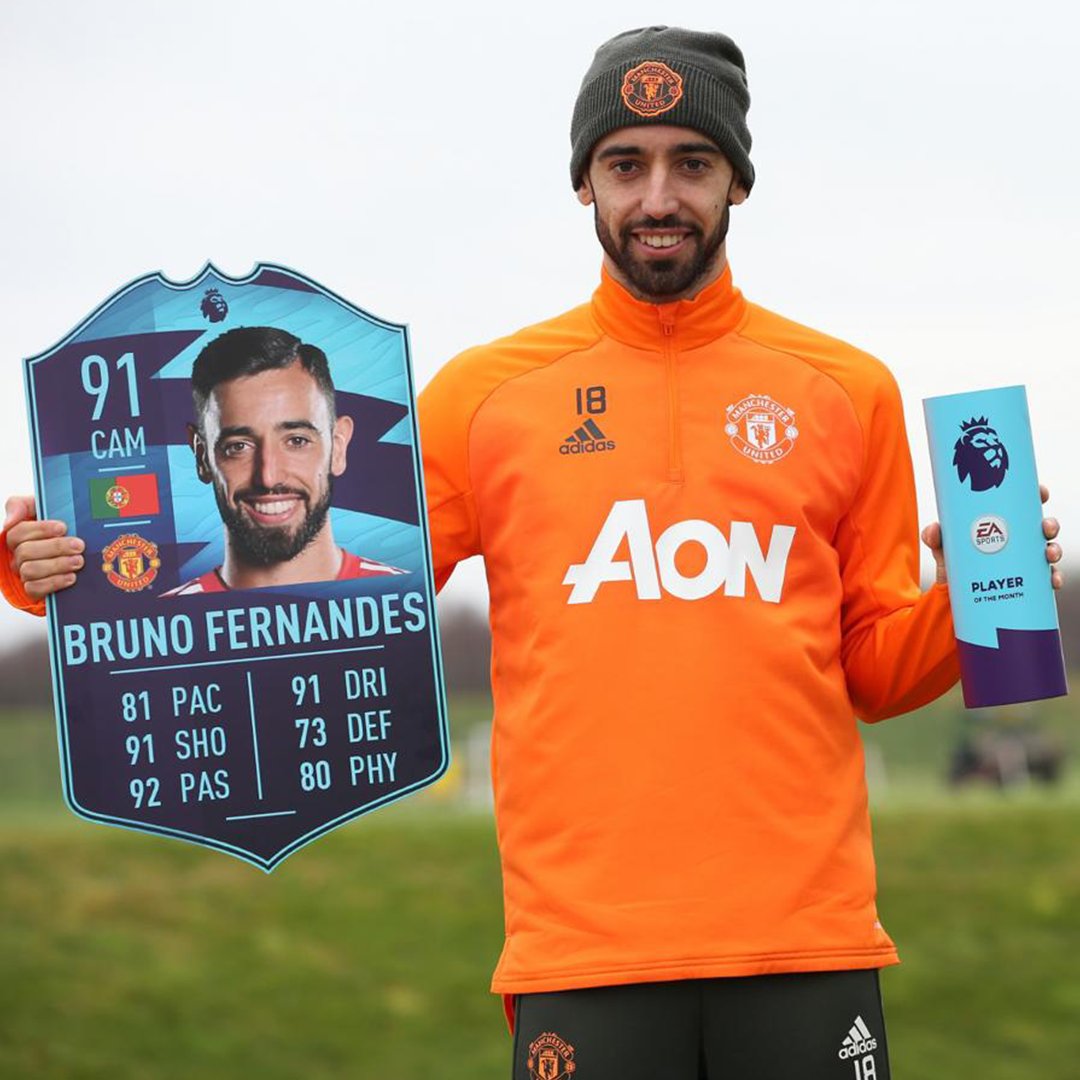 Bruno Fernandes posando con el galardón. Foto: Premier League