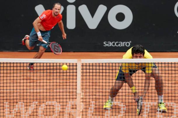 Bruno Soares (left) serves while Marcelo Melo waits (Photo: Brasil Open)