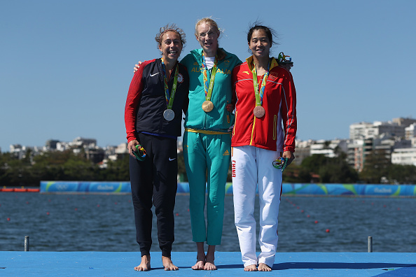 (L-R) Gevvie Stone. Kim Brennan and Duan Lingli pose after the medal ceremony (Getty/Buda Mendes)