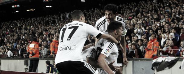 Santi Mina tras marcar en el Camp Nou junto con sus compañeros (Foto: www.superdeporte.es)