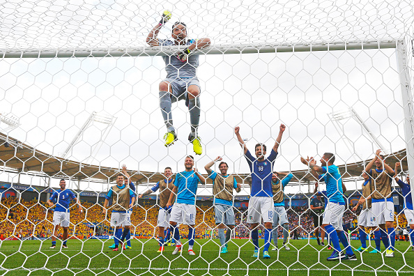 Buffon e os outros jogadores italianos celebram o triunfo contra a Suécia que os qualifica às oitavas de final da Euro (Foto: