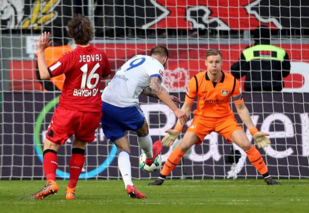 Burgstaller marcou um golaço e abriu o placar do jogo (Foto: Christof Koepsel/Bongarts via Getty Images)