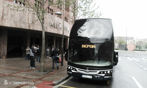 Autobús del Deportivo llegando al hotel de concentración. Foto: RC Deportivo.