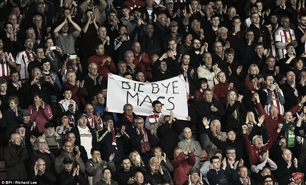 La afición del Sunderland se acordó del Newcastle Foto: Daily Mail 