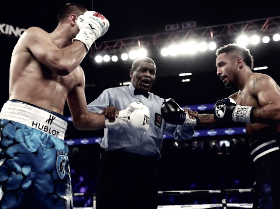 Byrd arbitrando un combate. Fuente: Getty