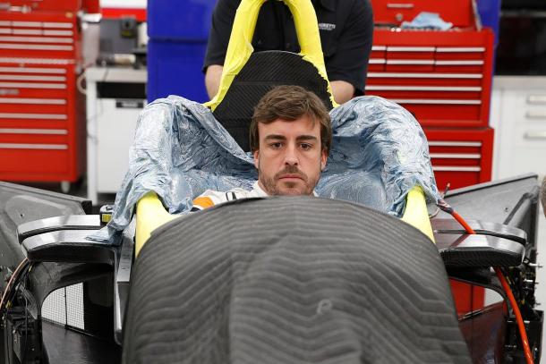 Fernando Alonso se hace el asiento para su monoplaza de las 500 millas de Indanápolis | Fuente: @McLarenIndy