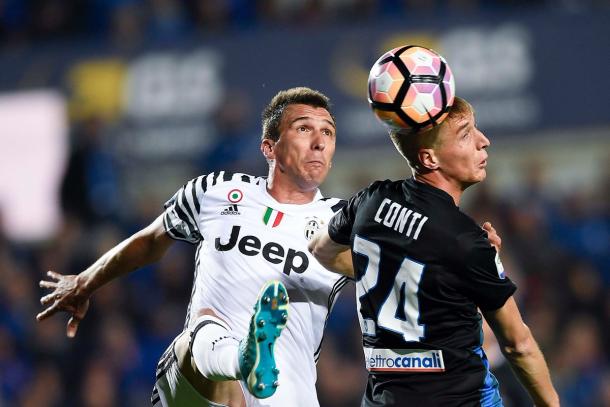 Mandzukic pelea por un esférico | Foto: Juventus