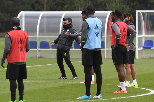 Conte en pleno entrenamiento | Foto: Chelsea.