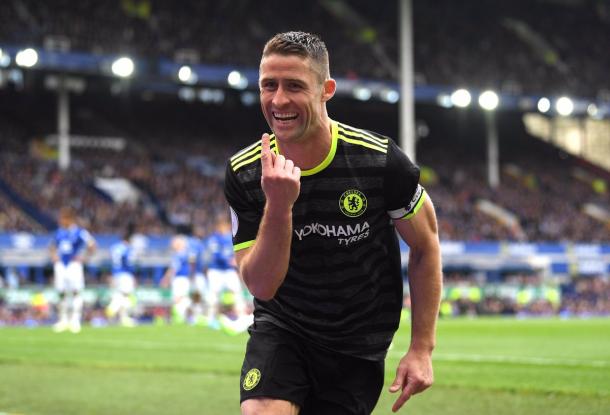 Gary Cahill immortalato, con la fascia da capitano, dopo il gol all'Everton. | fonte: twitter.com/ChelseaFC