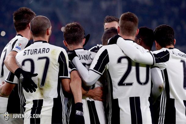 Los jugadores bianconeri festejan el tanto de penalti de Pjanić | Foto: Juventus FC