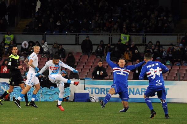 Insigne intenta disparar a portería mientras dos defensas de la Sampdoria intentan interponerse | Foto: SSC Napoli