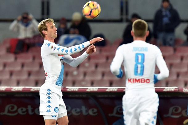 Strinić controla el balón ante la mirada atenta de Jorginho | Foto: SSC Napoli