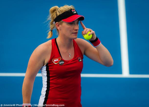 Babos prepares for a serve during the match | Photo: Jimmie48 Photography