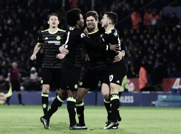 Marcos Alonso junto a Hazard y Willian celebrando el primer gol | Foto: Chelsea