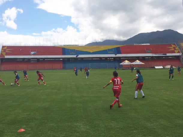 Equipo femenino entrenando en el Estadio Libertad. Fuente: Bambino Quintero.