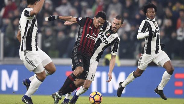 Bonucci e Bacca a contrasto. | Fonte immagine: Twitter @WeLoveCalci0