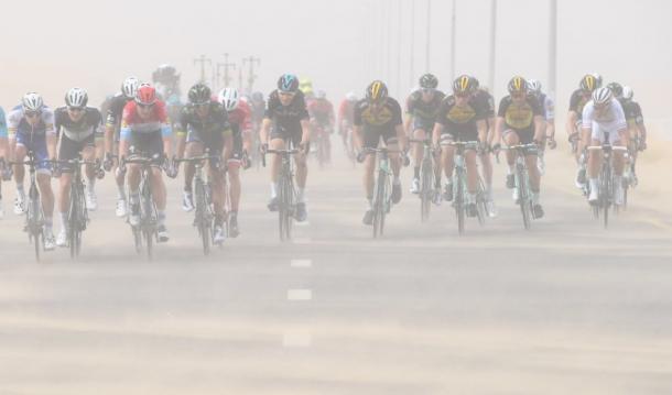 La tormenta de arena hizo estragos en el pelotón, que se cortó en tres cachos | Foto: Dubái Tour