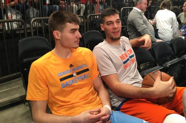 Los dos hermanos conversan antes de un partido que enfrentó a ambos | Foto: Twitter NY Knicks