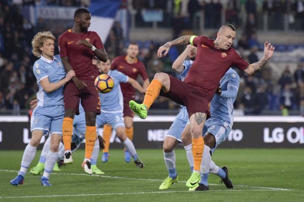 Acción defensiva de Rudiger y Nainggolan durante la primera mitad | Foto: Roma