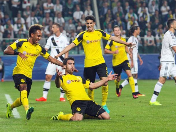 Sokratis celebrated the second goal. | Photo: Kicker/Imago