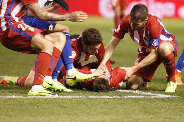 Los jugadores atienden a Fernando - Foto: Twitter