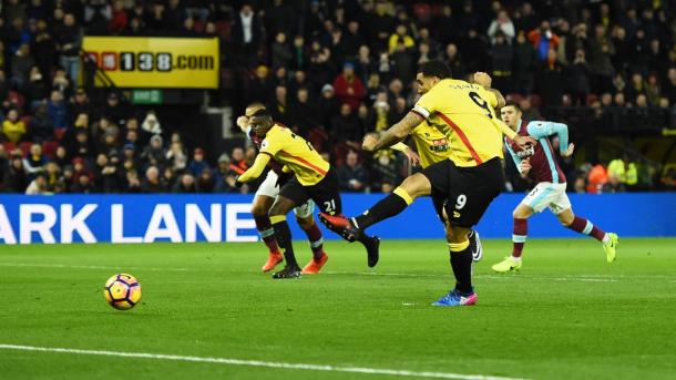 Deeney batte il rigore. Fonte: https://twitter.com/watfordfc