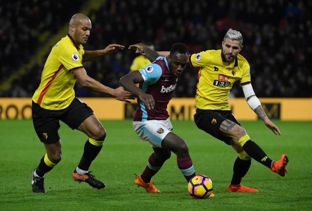 Kaboul e Behrami contrastano Antonio. Fonte: https://twitter.com/premierleague