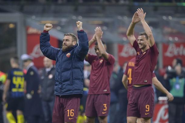 Los jugadores de la Roma celebran la victoria frente a su afición | Foto: Roma