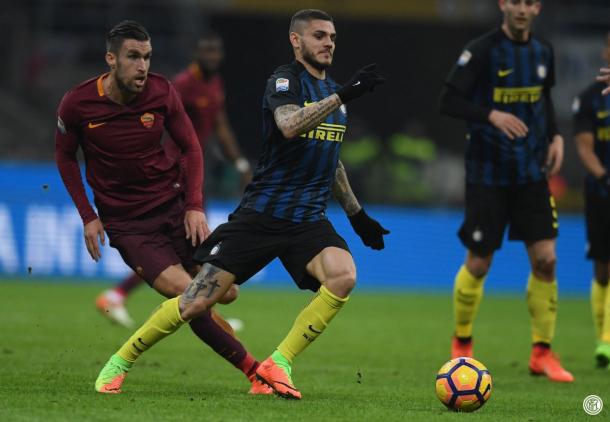 Icardi disputa un balón en un momento de la primera mitad | Foto: Inter