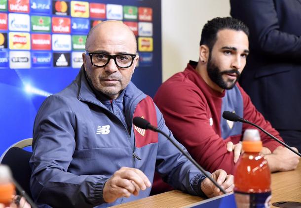 Jorge Sampaoli, junto a Rami, en rueda de prensa | Sevilla FC
