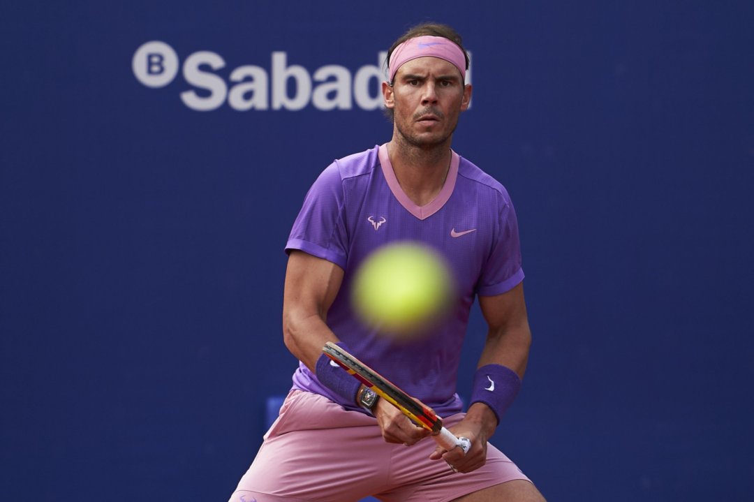 Nadal awaits a shot from Nishikori/Photo: Barcelona Open Banc Sabadell 