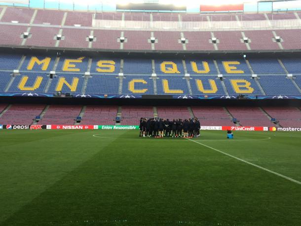 Il PSG a colloquio a centrocampo prima della rifinitura al Camp Nou | Fonte: twitter.com/PSG_English