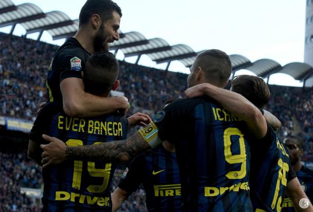 Banega abraza a su asistente, Candreva | Foto: Inter