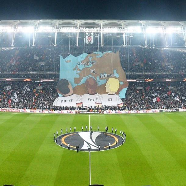 Il Besiktas crede nella finale e lo dimostra con questa coreografia. Fonte: https://twitter.com/besiktas