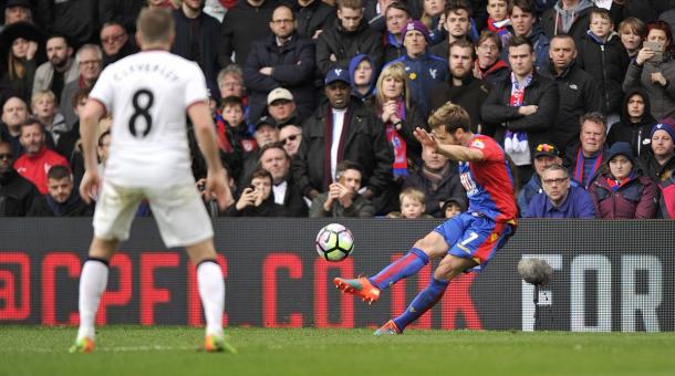 Cabaye batte la punizione per l'1-0. Fonte: https://twitter.com/cpfc