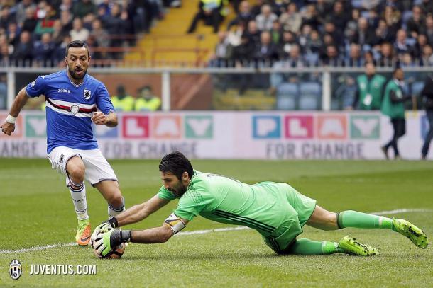 Fabio Quagliarella in un'azione contro Gigi Buffon. Foto: Twitter