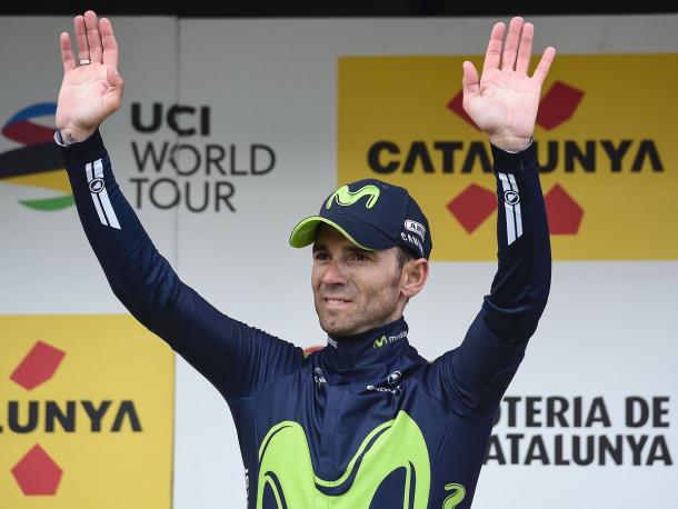 Alejandro Valverde saluda al público en la etapa | Foto: AFP