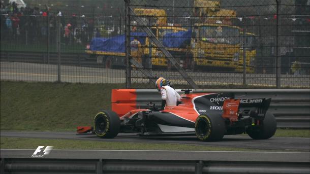 El McLaren Honda de Alonso, averiado por la transmisión / Fuente: @F1