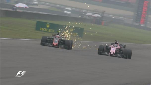 Magnussen pasando a Pérez / Fuente: @F1
