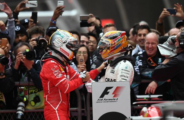 Vettel y Hamilton dándose la mano al principio del mundial. Fuente: Getty Images