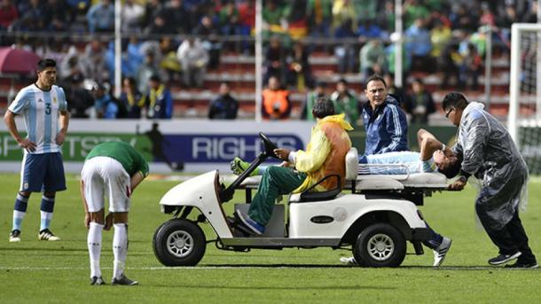 Funes Mori abandona el campo de juego con su selección | Foto: AFP.