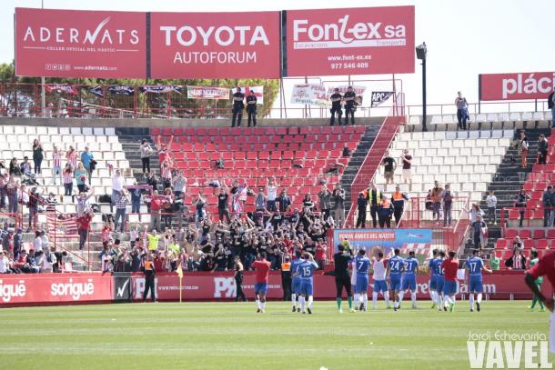 La plantilla celebrando la victoria junto a los aficionados desplazados a Tarragona. (FOTO: Jordi Echevarria - VAVEL)