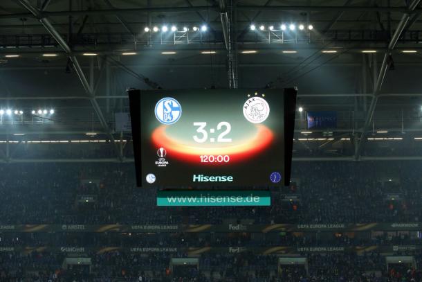 Il pannello dello stadio segna il risultato finale della partita. Foto: Twitter